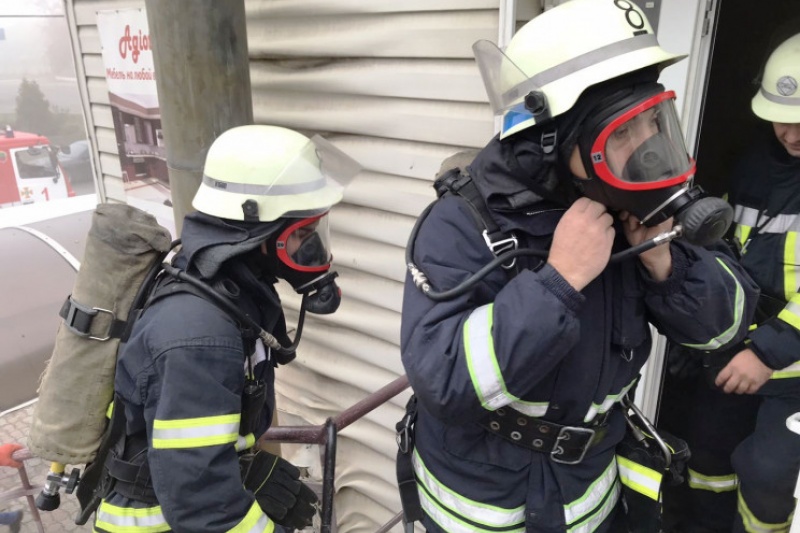 В Запорожье загорелся торговый комплекс: на месте ЧП работали десятки спасателей