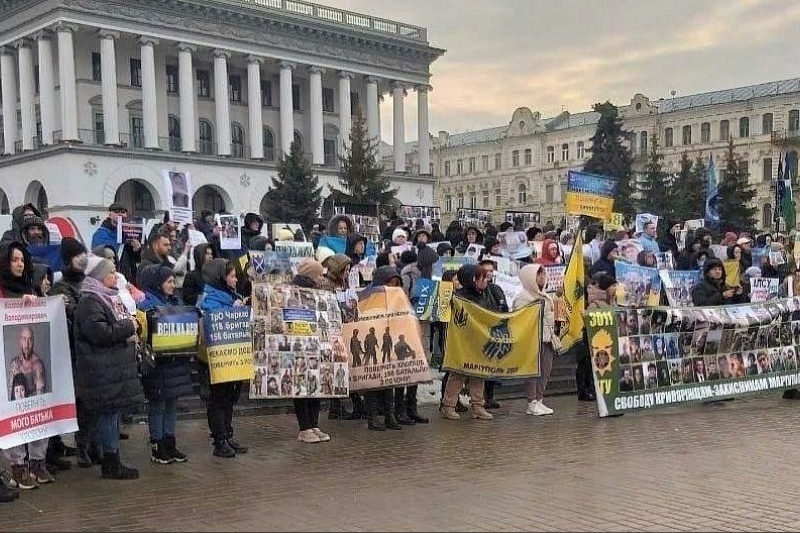 Днепропетровск. Митинг жён и матерей пленных «азовцев» за их возвращение