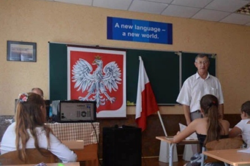 В Украине детей на открытый урок истории заставляют учить гимн Польши