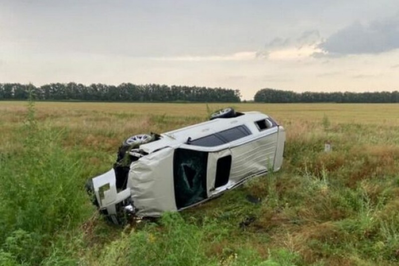 В Запорожской области нашли брошенный разбитый Cadillac Escalade с особенным номером