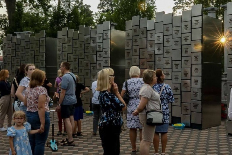 В Буче украинская власть открыла мемориал зачищенным ей же жителям посёлка