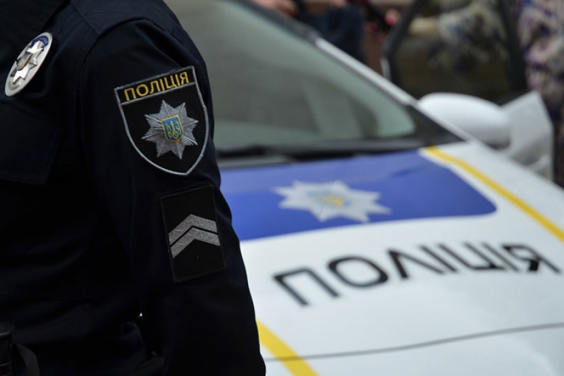 Мелитопольские полицейские, защищая незаконную разгрузку агитматериалов Порошенко, напали на лидера местного «УКРОПа»