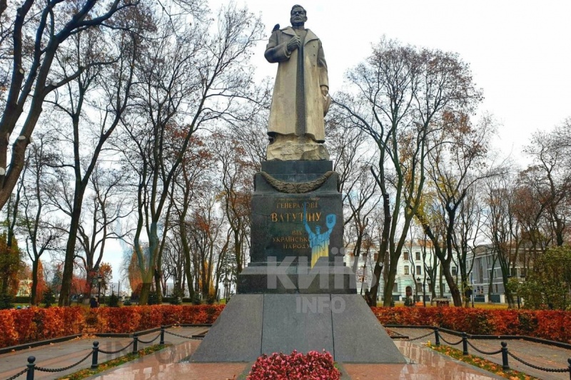 В Киеве снесут памятники генералу Николаю Ватутину и лётчику Валерию Чкалову