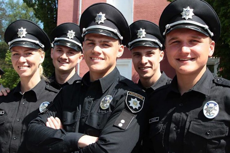 В Сумской области пятерым полицейским вручили подозрения в систематическом вымогательстве