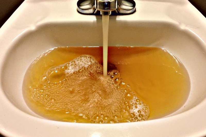 «Її пити неможливо». Жителі Жовтих Вод скаржаться на якість води