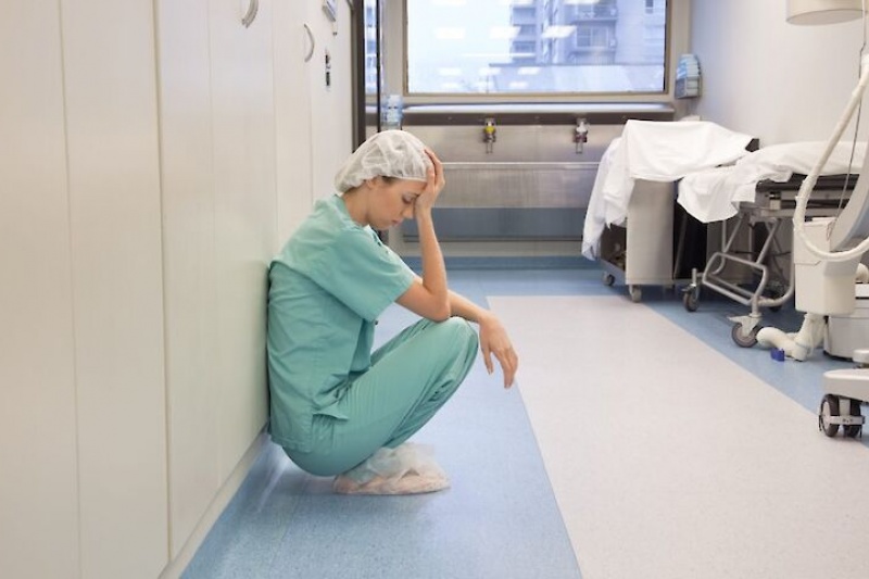 В Запорожье медиков массово оставили без зарплат и премий перед Новым годом