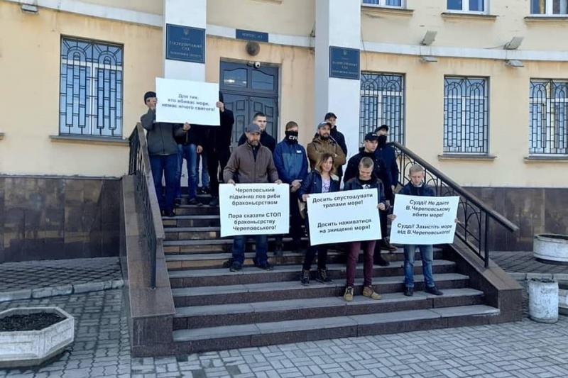Запорожские активисты из С-14 вышли на митинг против бердянского браконьера