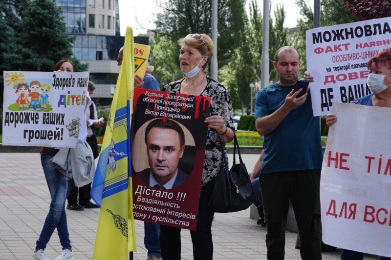 У центрі Запоріжжя протестували люди, збирали підписи й вимагали  відставки чиновників