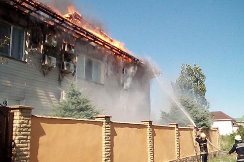 Дым было видно за километры: в Бердянске сгорела частная гостиница