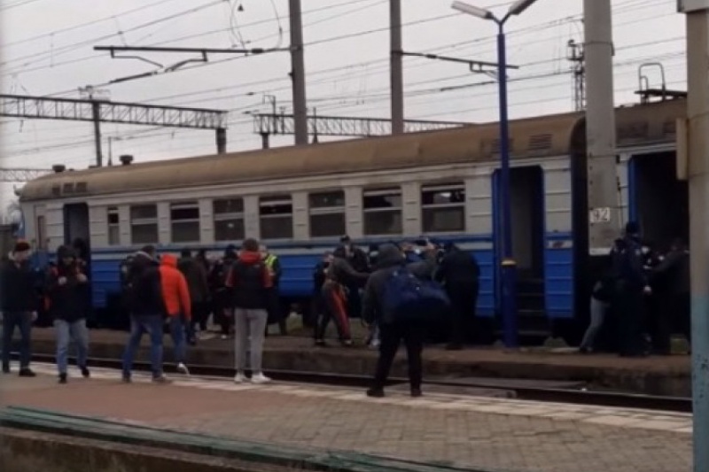 На Дніпропетровщині із бійкою затримували футбольних фанатів, що палили фаєри в електричці