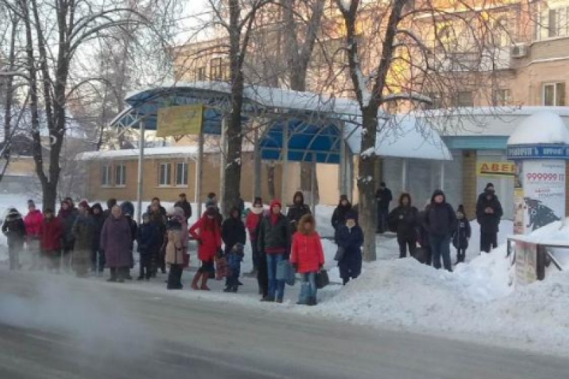 Транспортний армагеддон у Кременчуці: сотні людей у -15 на зупинках