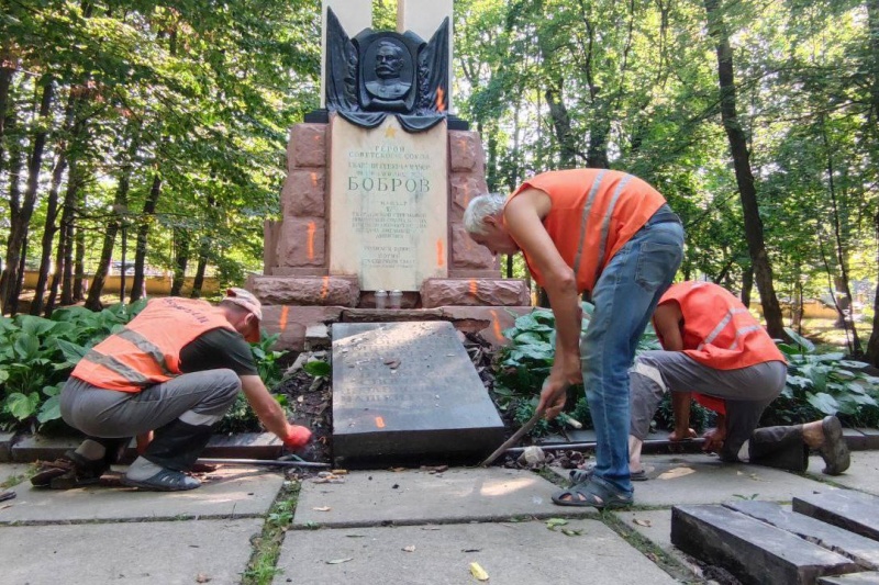 В Черновцах снесли братскую могилу советских воинов, погибших за освобождение Буковины