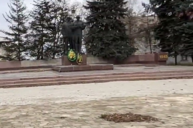 Изюм. Возложение цветов к советским памятникам продолжается