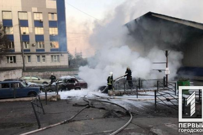 На Дніпропетровщині на парковці металургійного гіганта підпалили шість автівок