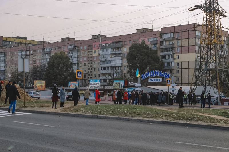 В Днепре колонна людей перекрыла Донецкое шоссе