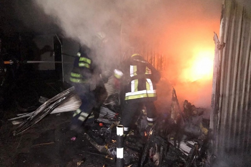 Пожар в Кривом Роге: на Центральном рынке сгорели 22 торговых павильона