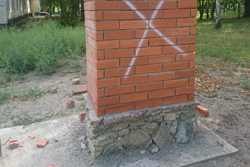 У Новомосковську невідомі зіпсували недобудований меморіал загиблому в АТО