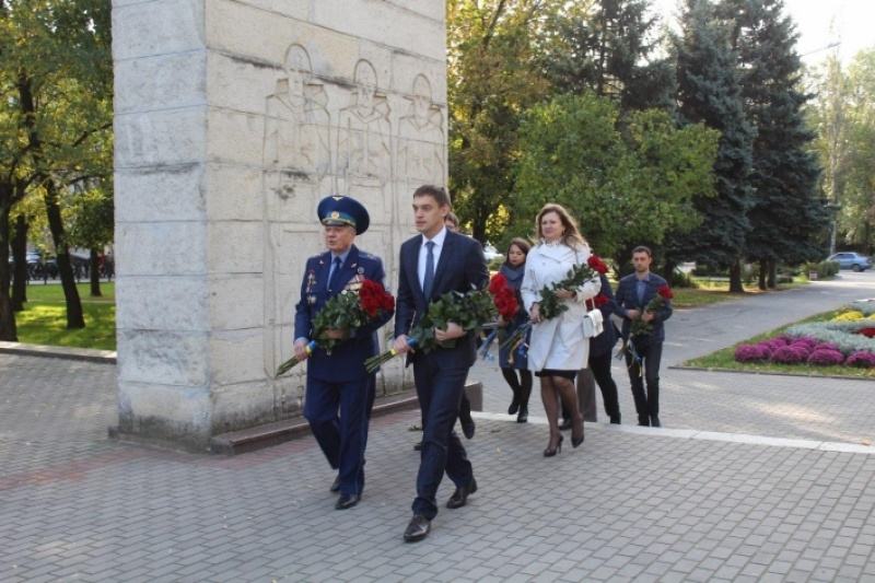 Новоизбранный мэр Мелитополя возложил цветы на могилы погибших освободителей Украины