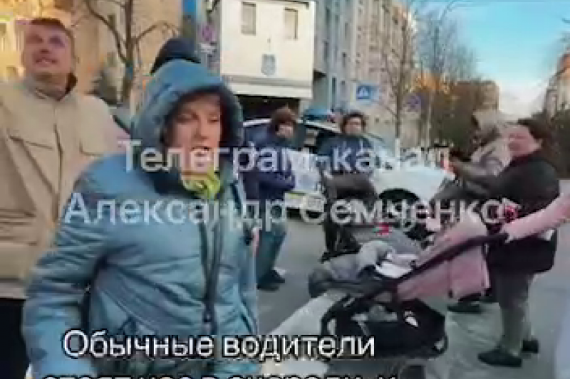 В Киеве граждане перекрыли дорогу из-за отсутствия в домах электричества