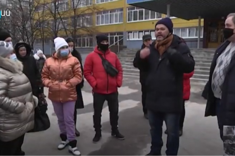 В Приднепровске родители вышли на митинг против директора школы
