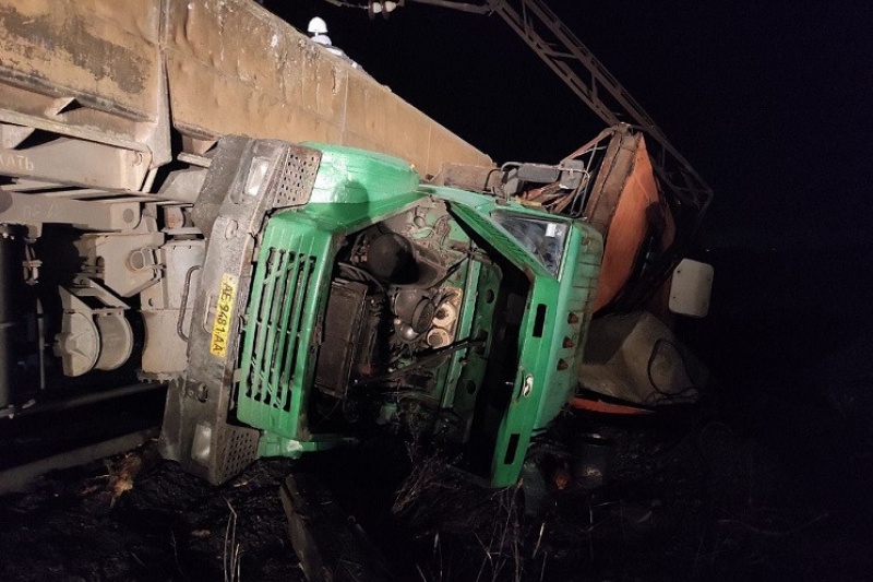 Постраждали п'ятеро людей: У Кривому Розі вантажне авто з робочими потрапило під поїзд