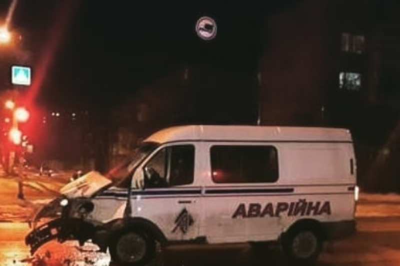 В Запорожье вчера столкнулись аварийка и автомобиль полиции