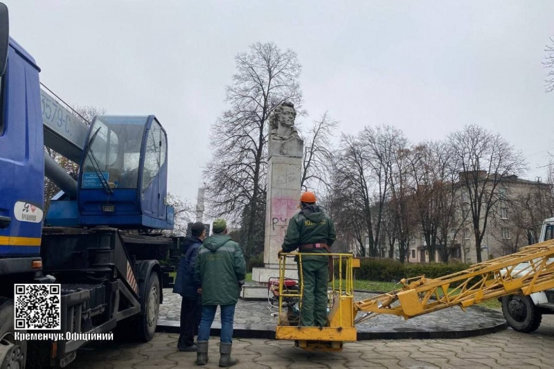 В Кременчуге отбойными молотками снесли памятник Пушкину