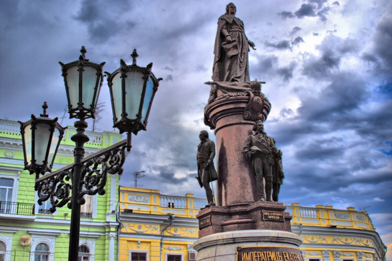 Стерненко поднял руку на памятник Екатерине в Одессе!