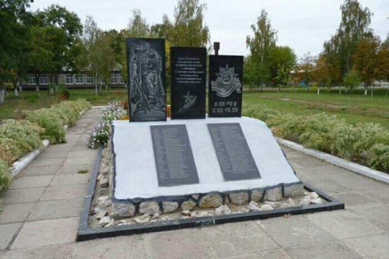 В Днепропетровской области нарисовали свастику на Мемориале погибшим воинам во Второй мировой войне