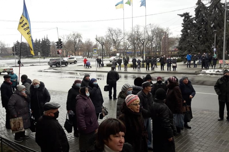 В Павлограде митингующие палят шины, а их закидывают яйцами и фекалиями