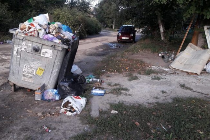 Полные баки мусора и вонь: жители Запорожья возмущены повышением тарифа на вывоз мусора