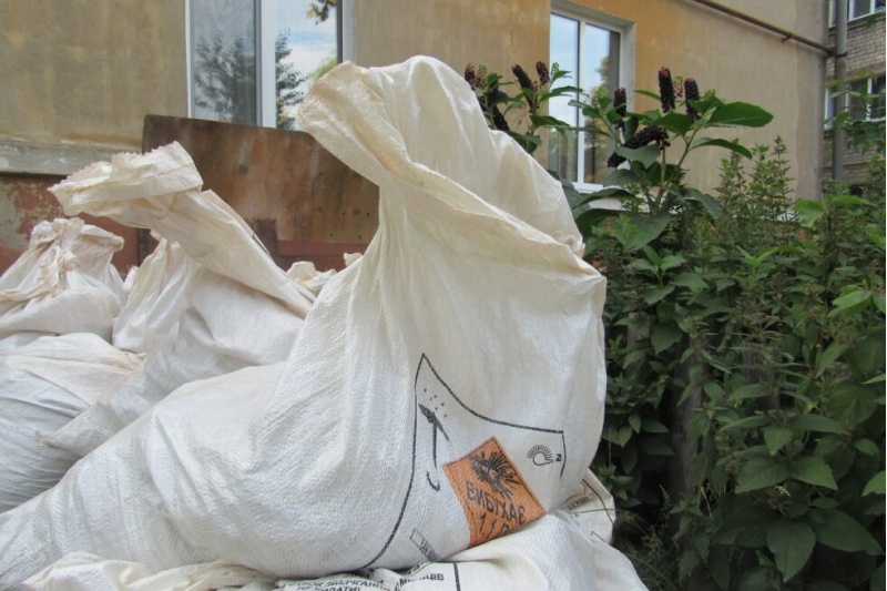 В Шостке возле жилого дома стоят мешки с надписью «тротил»