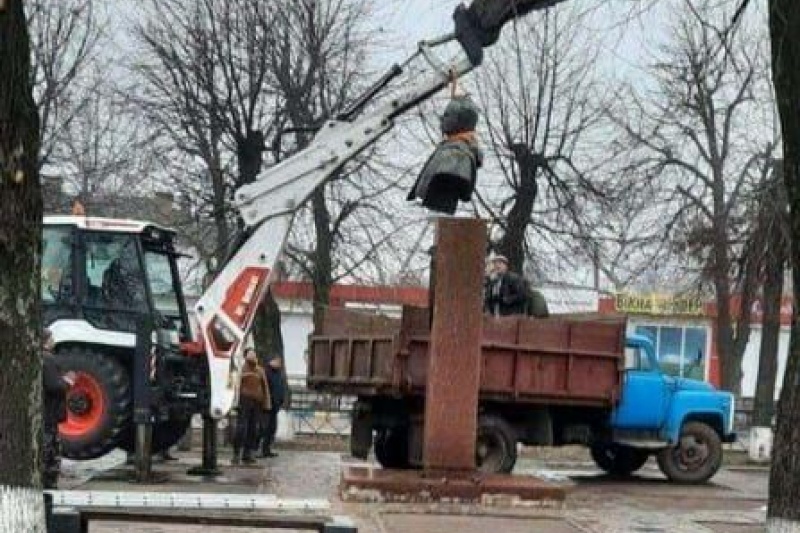 В Хороле снесли памятник советскому генералу Третьяку