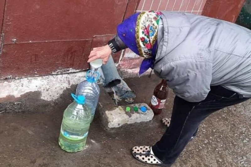 Люди набирают воду из фонтанов и пьют дождевую: 3 города на Днепропетровщине страдают без воды