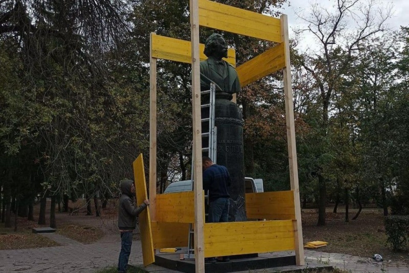 В Чугуеве украинская власть закрыла памятники великому уроженцу города, художнику Илье Репину