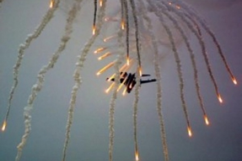 В небе над Мелитополем военный самолет устроил огненное "шоу"