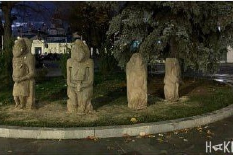В Харькове украинские вандалы порубали топором «скифских баб»
