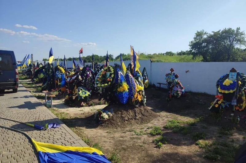 Колесо генотьбы оборачивается: неизвестные разрушают могилы погибших украинских военных