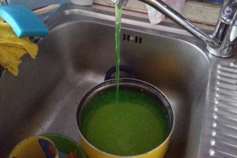 В Ровно коммунальщики начали красить воду для отопления в зелёный цвет