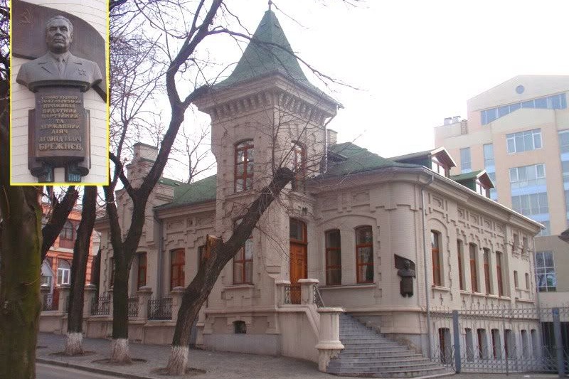 Это не памятник, а старье: в Днепре на ПриватБанк могут подать в суд из-за дома Брежнева