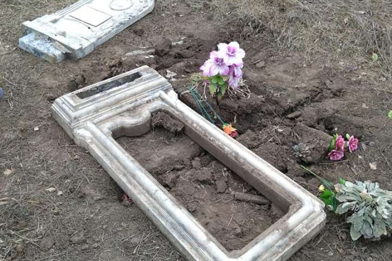 Вандалы разгромили кладбище под Запорожьем