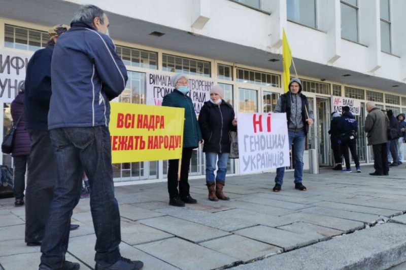 Під Полтавською облрадою мітингують проти газових тарифів