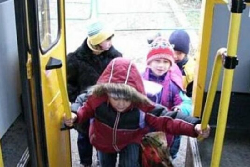 Запорожским школьникам отменили льготный проезд