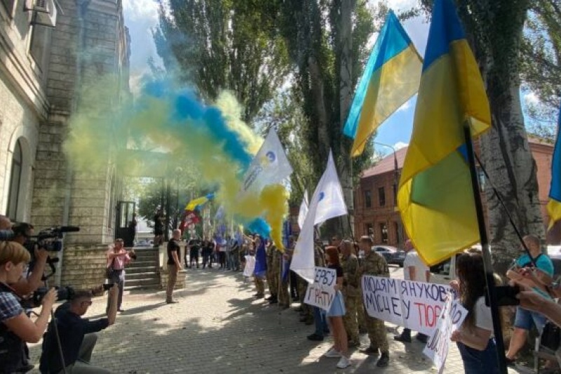 У Запоріжжі люди вийшли на мітинг — вимагають посадити за ґрати Володимира Сербу