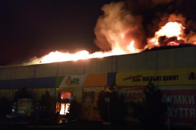 У Полтаві горять магазини на вулиці Зіньківській