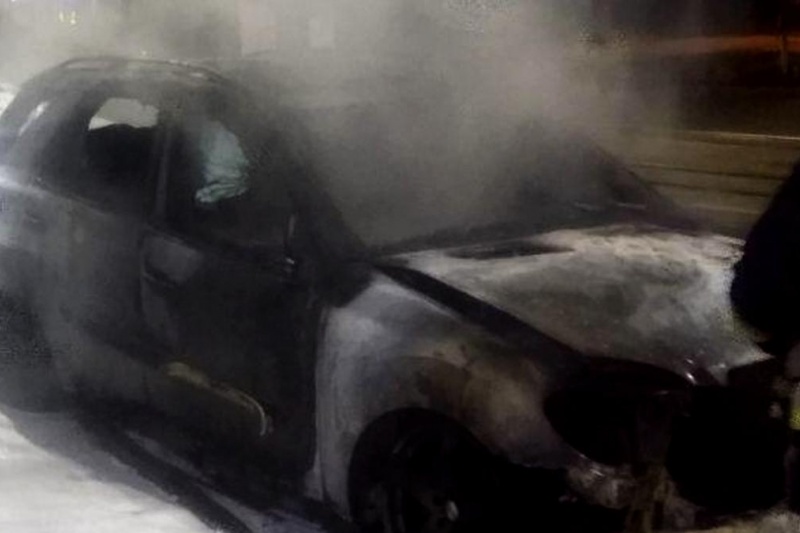В Днепре на Соборной площади подожгли Mercedes-Benz
