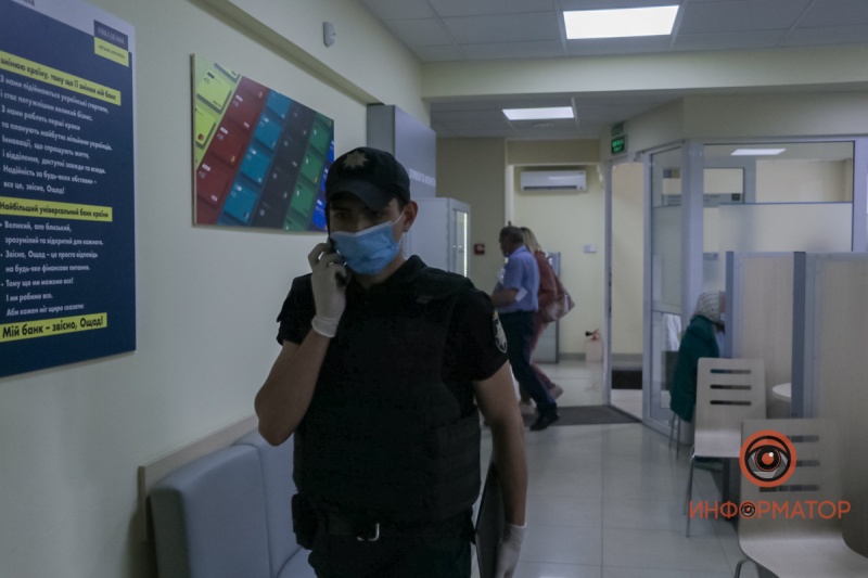 В Днепре в отделение «Ощадбанка» ворвался мужчина с гранатой