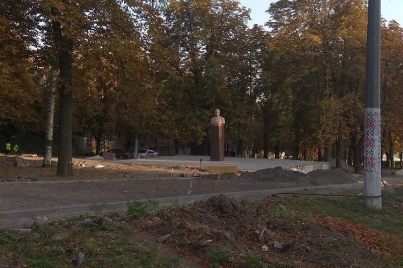У місті на Дніпропетровщині повернули пам'ятник Брежнєву