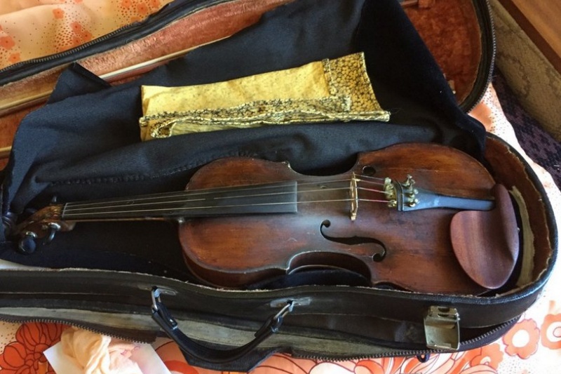 На Прикарпатье дьяк ПЦУ украл у девочки скрипку, пока та каталась на карусели