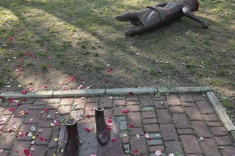 Вандалы из ВСУ снесли в Купянске любимый горожанами памятник